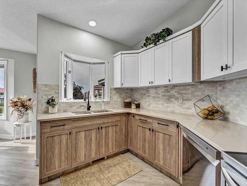 275 Park Meadows Lane Se, Medicine Hat, AB - Indoor Photo Showing Kitchen With Double Sink