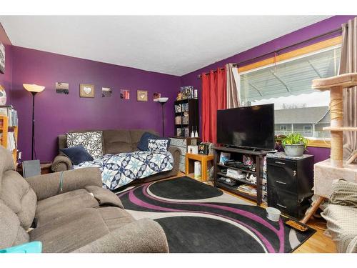4905 55 Street, Killam, AB - Indoor Photo Showing Living Room