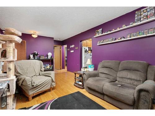 4905 55 Street, Killam, AB - Indoor Photo Showing Living Room