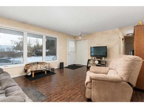 4801 51 Avenue, Sedgewick, AB - Indoor Photo Showing Living Room