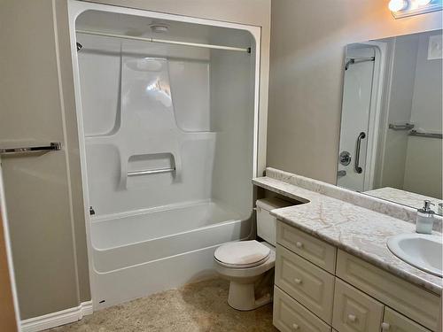 402-5428 51 Avenue, Rocky Mountain House, AB - Indoor Photo Showing Bathroom
