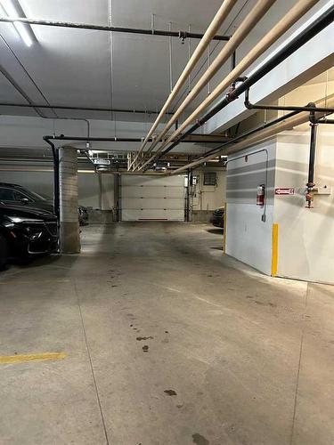 402-5428 51 Avenue, Rocky Mountain House, AB - Indoor Photo Showing Garage