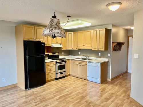 402-5428 51 Avenue, Rocky Mountain House, AB - Indoor Photo Showing Kitchen With Double Sink