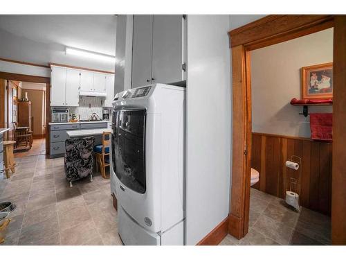 4803 50 Street, Lougheed, AB - Indoor Photo Showing Laundry Room