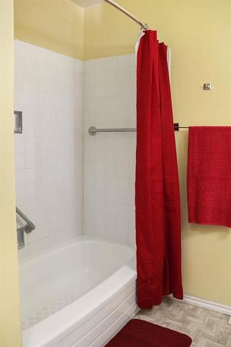 4840 49 Avenue, Irma, AB - Indoor Photo Showing Bathroom
