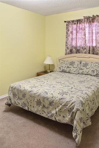 4840 49 Avenue, Irma, AB - Indoor Photo Showing Bedroom