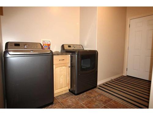 10E 1 Avenue, Rosalind, AB - Indoor Photo Showing Laundry Room