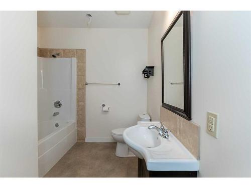 5761 51 Avenue, Innisfail, AB - Indoor Photo Showing Bathroom