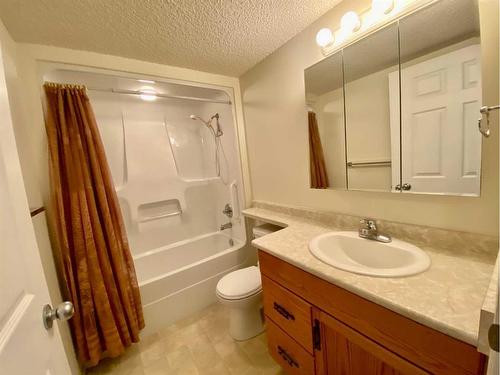 206-5428 51 Avenue, Rocky Mountain House, AB - Indoor Photo Showing Bathroom