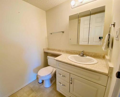 206-5428 51 Avenue, Rocky Mountain House, AB - Indoor Photo Showing Bathroom