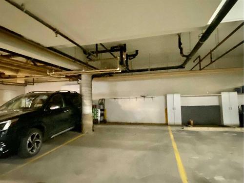 206-5428 51 Avenue, Rocky Mountain House, AB - Indoor Photo Showing Garage