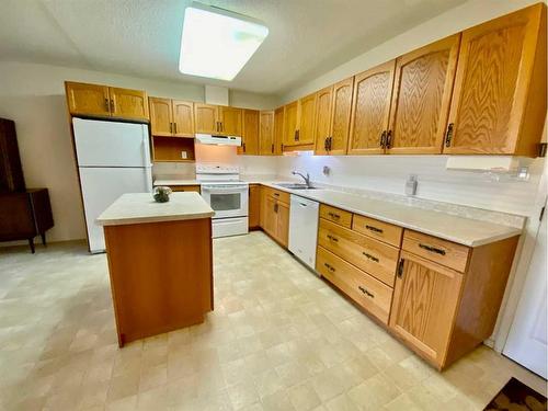 206-5428 51 Avenue, Rocky Mountain House, AB - Indoor Photo Showing Kitchen With Double Sink