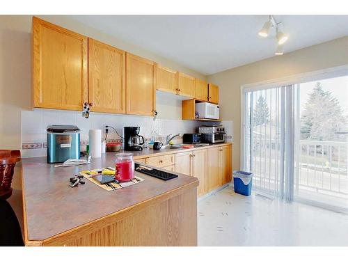 1601-5220 50A Avenue, Sylvan Lake, AB - Indoor Photo Showing Kitchen