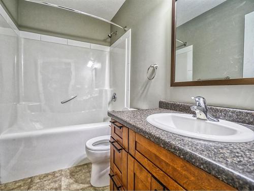 402 4Th Avenue, Elnora, AB - Indoor Photo Showing Bathroom