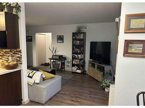 303-526 Banff Avenue, Banff, AB - Indoor Photo Showing Living Room