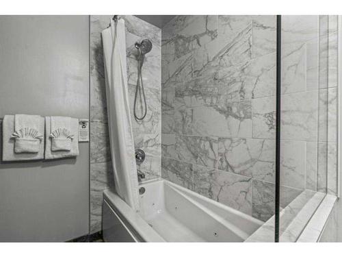 326-901 Mountain Street, Canmore, AB - Indoor Photo Showing Bathroom