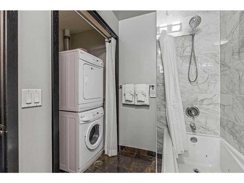 326-901 Mountain Street, Canmore, AB - Indoor Photo Showing Laundry Room