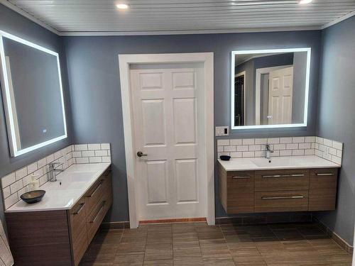 333 Brett Drive, Fort Mcmurray, AB - Indoor Photo Showing Bathroom