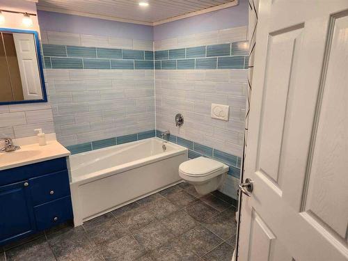 333 Brett Drive, Fort Mcmurray, AB - Indoor Photo Showing Bathroom