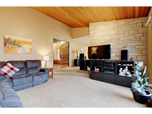 1323 596 Highway, Rural Red Deer County, AB - Indoor Photo Showing Living Room