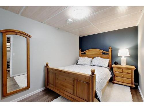 1323 596 Highway, Rural Red Deer County, AB - Indoor Photo Showing Bedroom