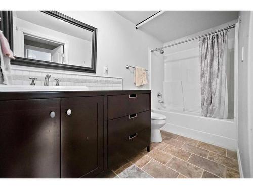 314 Hanson Street, Bawlf, AB - Indoor Photo Showing Bathroom