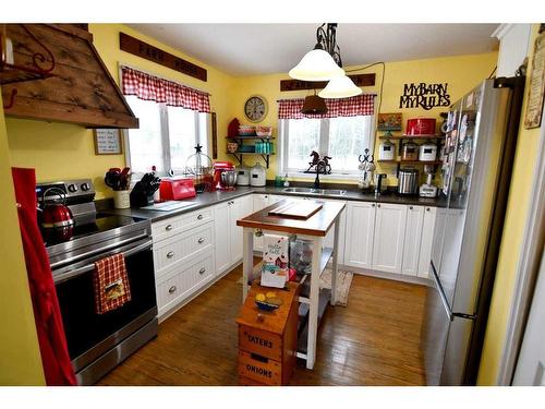 34041 Township Road 442, Rural Ponoka County, AB - Indoor Photo Showing Kitchen With Double Sink