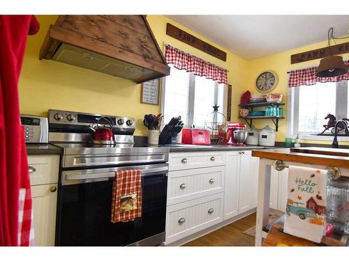 34041 Township Road 442, Rural Ponoka County, AB - Indoor Photo Showing Kitchen