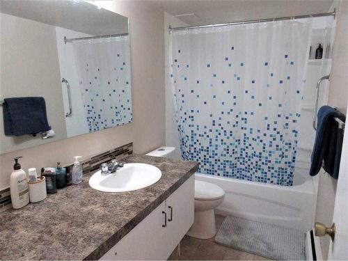402-4700 55 Street, Red Deer, AB - Indoor Photo Showing Bathroom