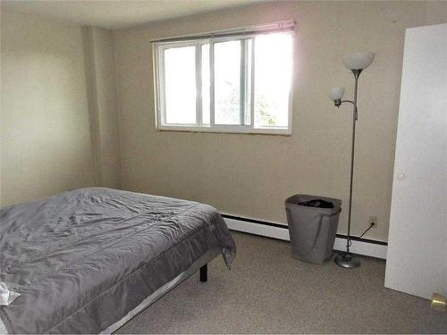 402-4700 55 Street, Red Deer, AB - Indoor Photo Showing Bedroom