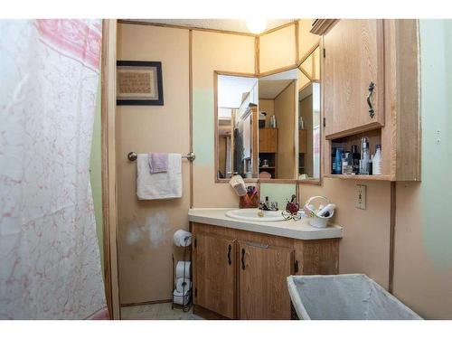 421 2 Street, Condor, AB - Indoor Photo Showing Bathroom