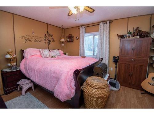 421 2 Street, Condor, AB - Indoor Photo Showing Bedroom