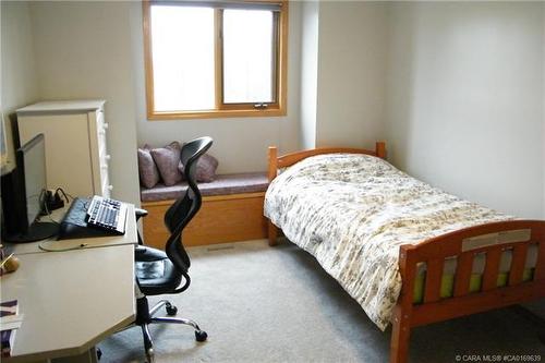 5606 46 Avenue West, Forestburg, AB - Indoor Photo Showing Bedroom