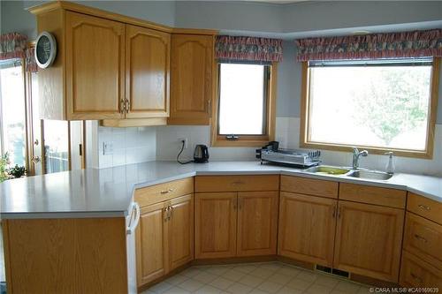 5606 46 Avenue West, Forestburg, AB - Indoor Photo Showing Kitchen With Double Sink