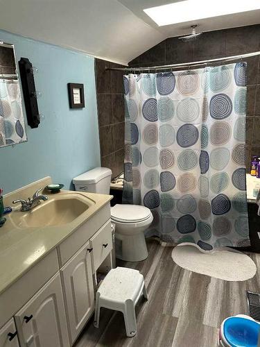 5101 54 Avenue, Ponoka, AB - Indoor Photo Showing Bathroom