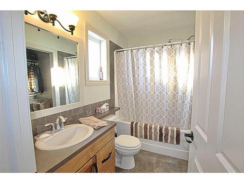4403 Ryders Ridge Boulevard, Sylvan Lake, AB - Indoor Photo Showing Bathroom