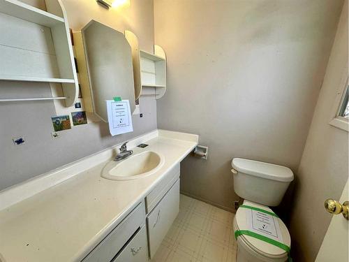 6404 42 Avenue, Stettler, AB - Indoor Photo Showing Bathroom
