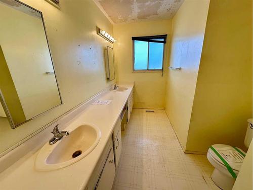 6404 42 Avenue, Stettler, AB - Indoor Photo Showing Bathroom