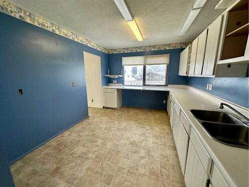 6404 42 Avenue, Stettler, AB - Indoor Photo Showing Kitchen With Double Sink