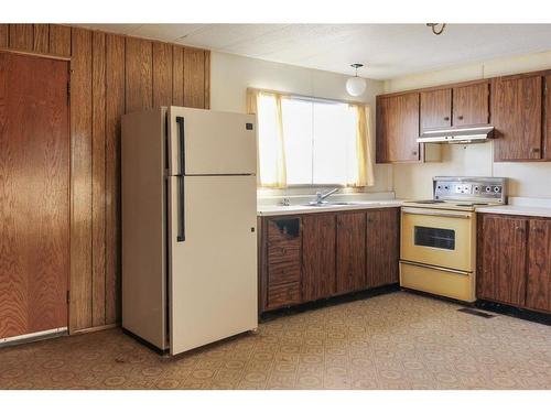 5402 46 Avenue West, Forestburg, AB - Indoor Photo Showing Kitchen
