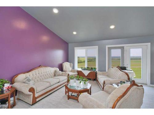 443049 Range Road 40, Rural Ponoka County, AB - Indoor Photo Showing Living Room