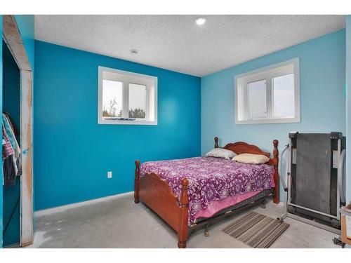 443049 Range Road 40, Rural Ponoka County, AB - Indoor Photo Showing Bedroom