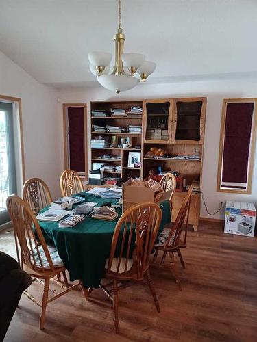 4542 54A Ave Cresent, Innisfail, AB - Indoor Photo Showing Dining Room