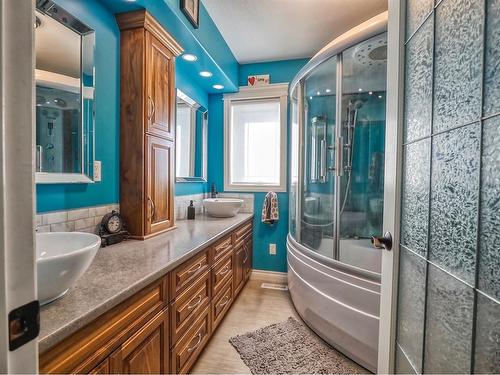 304039 Range Road 245, Rural Kneehill County, AB - Indoor Photo Showing Bathroom