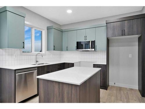 122 Gray Close, Sylvan Lake, AB - Indoor Photo Showing Kitchen With Upgraded Kitchen