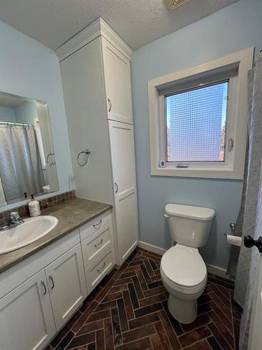 4312 Meadow Lane, Hardisty, AB - Indoor Photo Showing Bathroom