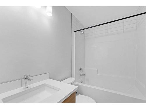 183 Cedar Square, Blackfalds, AB - Indoor Photo Showing Bathroom