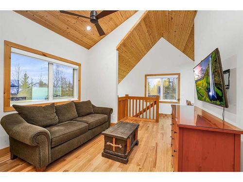 508 Summer Crescent, Rural Ponoka County, AB - Indoor Photo Showing Living Room