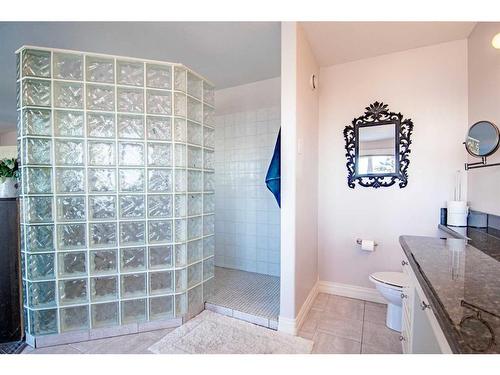 25 Ashmore Close, Red Deer, AB - Indoor Photo Showing Bathroom