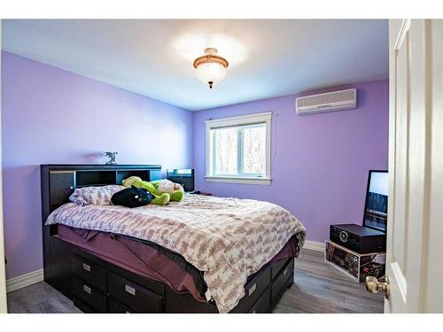 25 Ashmore Close, Red Deer, AB - Indoor Photo Showing Bedroom